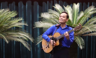 Bí thư Thành ủy TPHCM Trần Lưu Quang ôm đàn, hát khi gặp gỡ thanh niên