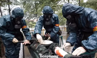 Hàng trăm học viên quân y dầm mưa cấp cứu thương binh trong tình huống khốc liệt