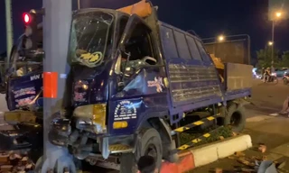 TP.HCM: Xe tải biến dạng sau cú tông trụ đèn giao thông, tài xế thoát chết trong gang tấc