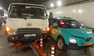 Tai nạn liên hoàn trong hầm Thủ Thiêm, giao thông ùn ứ kéo dài