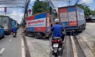 CLIP: Xe tải leo vỉa hè vượt ẩu để thoát ùn tắc gây bức xúc