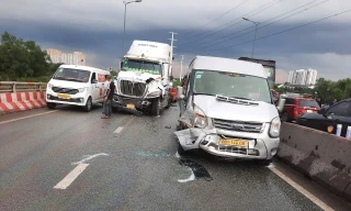 Tai nạn liên hoàn trên cầu sau cú húc của xe container ở TPHCM