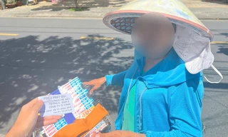 Phát phiếu nhận quà giả, chiêu lừa mới nhắm vào người lao động nghèo ở TPHCM