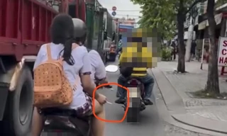 CSGT TPHCM xác minh clip nữ sinh đầu trần, phì phèo thuốc lá trên xe máy 