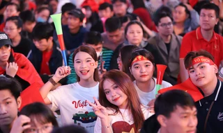 Người hâm mộ 'nhuộm đỏ' phố đi bộ Nguyễn Huệ tiếp lửa các chiến binh sao vàng đấu U23 Trung Quốc