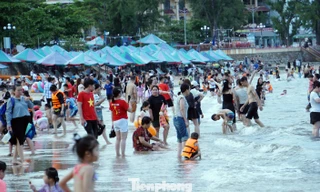 Hàng vạn người đổ xô tắm biển Đồ Sơn 