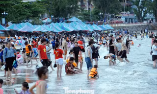 Hàng vạn người đổ xô tắm biển Đồ Sơn 