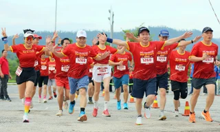 Ông Lê Tiến Châu - Bí thư Thành ủy Hải Phòng (giữa ảnh) và nhiều cán bộ các sở ngành, địa phương tham dự, chạy cùng người dân và du khách.