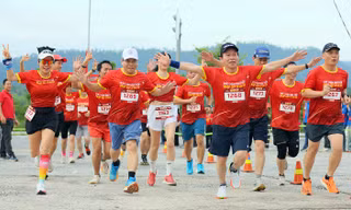 Ông Lê Tiến Châu - Bí thư Thành ủy Hải Phòng (giữa ảnh) và nhiều cán bộ các sở ngành, địa phương tham dự, chạy cùng người dân và du khách.
