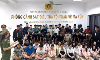 Công an TPHCM đánh sập tụ điểm ma túy trong bar Revo, bắt giữ hàng chục đối tượng