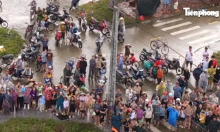 Hàng cứu trợ đến với người dân vùng lũ Đắk Lắk