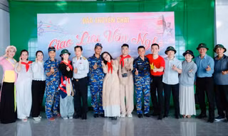 Văn nghệ sĩ giao lưu cùng cán bộ, chiến sĩ tại các đảo thuộc quần đảo Trường Sa của Việt Nam Ảnh: M.Đ 