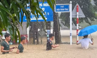CLIP: Mưa lớn ở Lào Cai, có nơi nước ngập ngang người