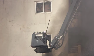 Hà Nội: Nhà cao tầng trên phố Lê Lợi cháy ngùn ngụt, có người mắc kẹt, có người nhảy từ tầng cao xuống mái nhà bên cạnh