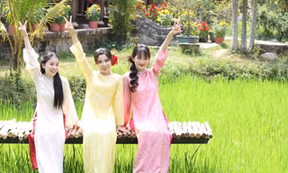 Thiếu nữ nô nức chụp ảnh Tết ở Bảo tàng Áo dài