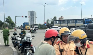 Bị kiểm tra nồng độ cồn: Tài xế nói 'uống cho khỏe’, 'cho em xin'