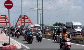 Đang đổ dốc cầu Bình Lợi, người đàn ông bất ngờ ngã xuống đường tử vong 