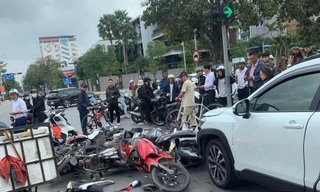 Tài xế ô tô 62 tuổi nghi đạp nhầm chân ga đâm vào 12 xe máy đang chờ đèn đỏ ở Hải Phòng