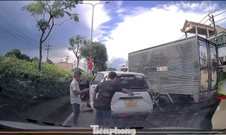 Thót tim cảnh xe tải và ô tô con rượt đuổi, chèn ép nhau trên đường ở TPHCM