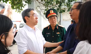 Lãnh đạo TPHCM thăm hỏi gia đình vụ cháy khiến ba mẹ con qua đời