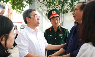 Lãnh đạo TPHCM thăm hỏi gia đình vụ cháy khiến ba mẹ con qua đời