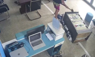 Hình ảnh nam thanh niên phá két sắt lấy vàng mang đi bán lấy tiền chuyển cho các đối tượng lừa đảo. 