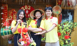 Bạn trẻ Lào, Campuchia tặng cơm người nghèo, trải nghiệm không gian Tết Việt tại ngôi đình cổ 