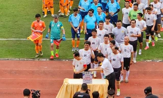 Trận bóng giao hữu quyên góp hơn 1,3 tỷ ủng hộ đồng bào khắc phục hậu quả bão lũ