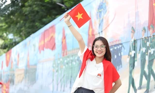 Tuyến bích họa khắc họa cảnh diễu binh ở TPHCM thu hút giới trẻ trong ngày Quốc khánh