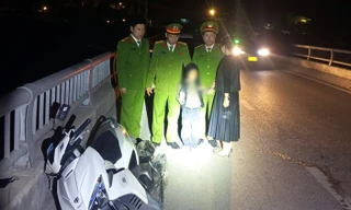 Giải cứu người mẹ dẫn con trai lên cầu cầu tự vẫn