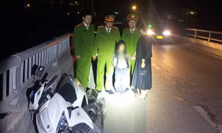 Giải cứu người mẹ dẫn con trai lên cầu tự vẫn