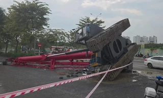 Cần cẩu đứt xích đổ trúng phụ xe ở TPHCM