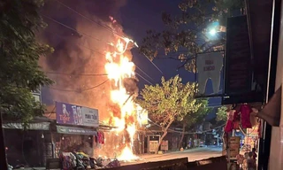 Trụ điện phát nổ, lửa thiêu rụi dãy cửa hàng đồ Tết ở TP.HCM