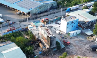 Cháy kho chứa vỏ lốp tại TPHCM, chiến sĩ phòng cháy dùng mặt nạ phòng độc dập lửa