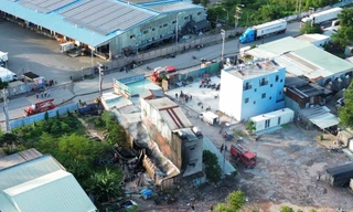 Cháy kho chứa vỏ lốp tại TPHCM, chiến sĩ phòng cháy dùng mặt nạ phòng độc dập lửa