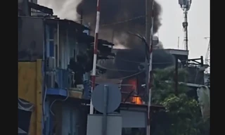 Đang nấu ăn, lửa bất ngờ bùng lên tại bếp gây cháy nhà, thiêu rụi nhiều tài sản