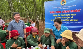 'Bữa cơm Công đoàn' dưới tán rừng cao su