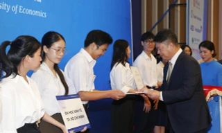 Trao học bổng Đinh Thiện Lý gần 8,8 tỷ cho sinh viên vượt khó