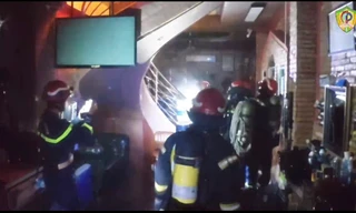 Cứu 5 người kẹt trong căn nhà cháy ở trung tâm TPHCM lúc rạng sáng