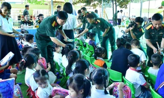 Quân đội sẻ chia với người dân vùng thiên tai, bão lũ