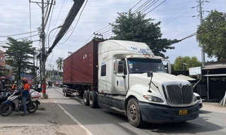 Người phụ nữ tử vong sau va chạm container trên 'tuyến đường tử thần'