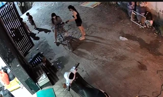 [Clip] Nữ đối tượng lột bông tai của bé 5 tuổi đang chơi trước nhà rồi tẩu thoát