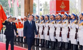 Tổng Bí thư Tô Lâm trao tặng danh hiệu Anh hùng LLVT nhân dân cho Quân chủng Hải quân