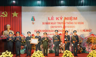 Sư đoàn Không quân 370 đón nhận Huân chương Bảo vệ Tổ quốc hạng Nhất