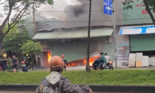 Lửa đỏ rực bao trùm kho hàng ở TPHCM, thiêu rụi ô tô, nhiều tài sản