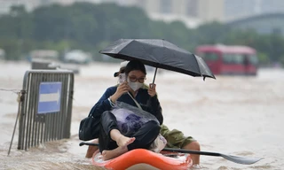 CẬP NHẬT: 54 điểm ngập sâu ở Hà Nội, người dân di chuyển bằng thuyền ở Mỹ Đình