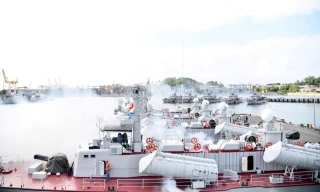 Chiến hạm Lữ đoàn 172 Hải quân đồng loạt khởi động máy chính và thao tác vũ khí