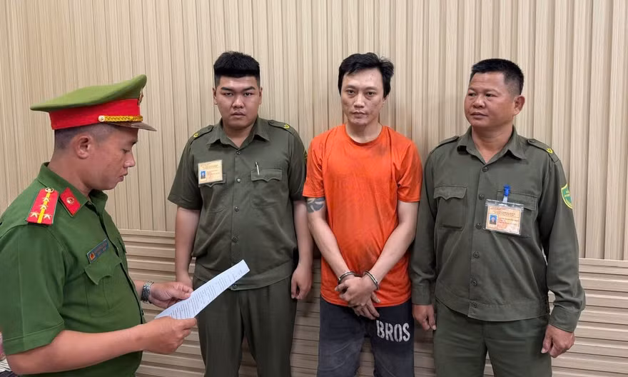 Khởi tố đối tượng hùng hổ chặn đường ô tô tải dùng gậy đập kính 