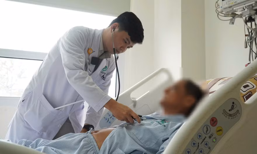 Bác sĩ Việt Nam cứu du khách Singapore thoát cơn đột quỵ trong gang tấc