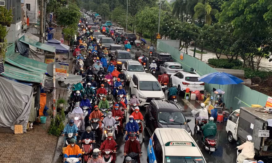 Mưa lớn, các cửa ngõ vào trung tâm TPHCM ùn tắc kéo dài